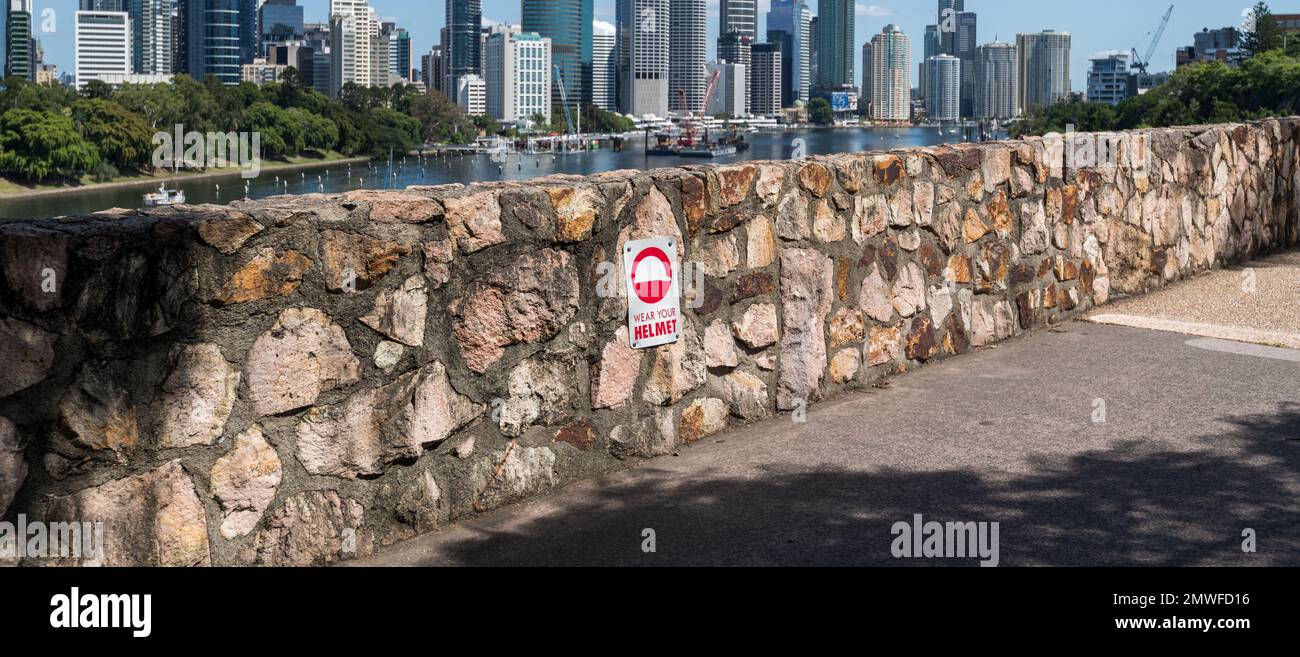Indossa il cartello con il casco sulla parete rocciosa delle scogliere di Kangaroo Point Foto Stock