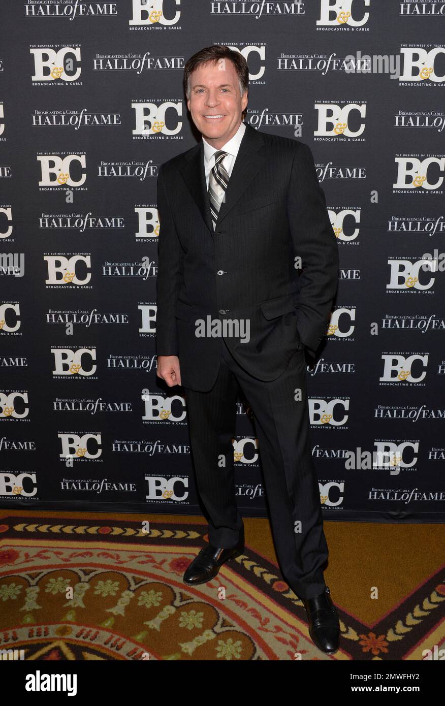 FILE - In this Oct. 20, 2014, file photo, co-host Bob Costas attends the 24th Annual Broadcasting and Cable Hall of Fame Awards at the Waldorf-Astoria in New York. Costas is stepping down as NBC’s prime-time host for the Olympics, to be replaced by Mike Tirico next winter in South Korea, the network said Thursday, Feb. 9, 2017. (Photo by Evan Agostini/Invision/AP, File) Foto Stock