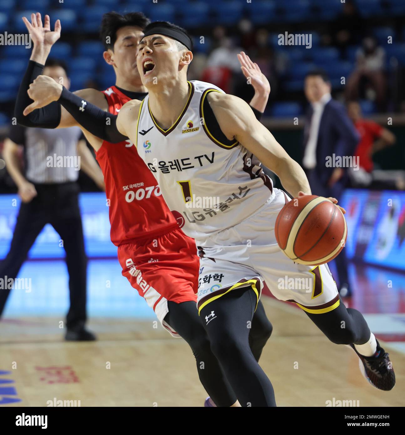 02nd Feb, 2023. Basket: Changwon LG Bakers vs. Seoul SK Knights Lee Gwan-hee dei Changwon LG Bakers barbola la palla durante una partita della Korean Basketball League contro i Seoul SK Knights al Jamsil Students' Gymnasium di Seoul il 1 febbraio 2023. Credit: Yonhap/Newcom/Alamy Live News Foto Stock