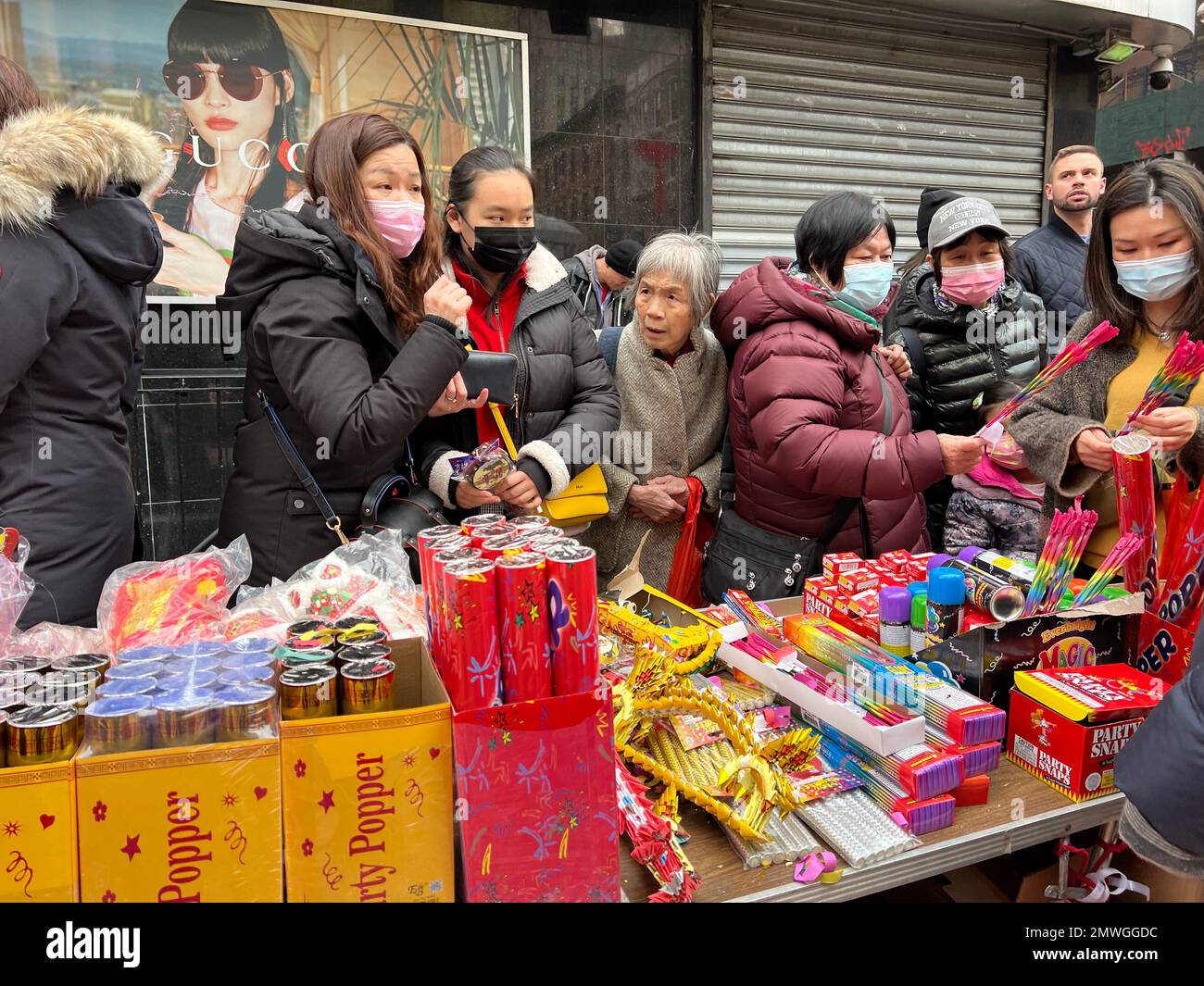 Migliaia di cinesi e altri si riuniscono a Chinatown a Manhattan per celebrare e portare l'anno del coniglio il primo giorno del nuovo anno lunare 2023. Foto Stock