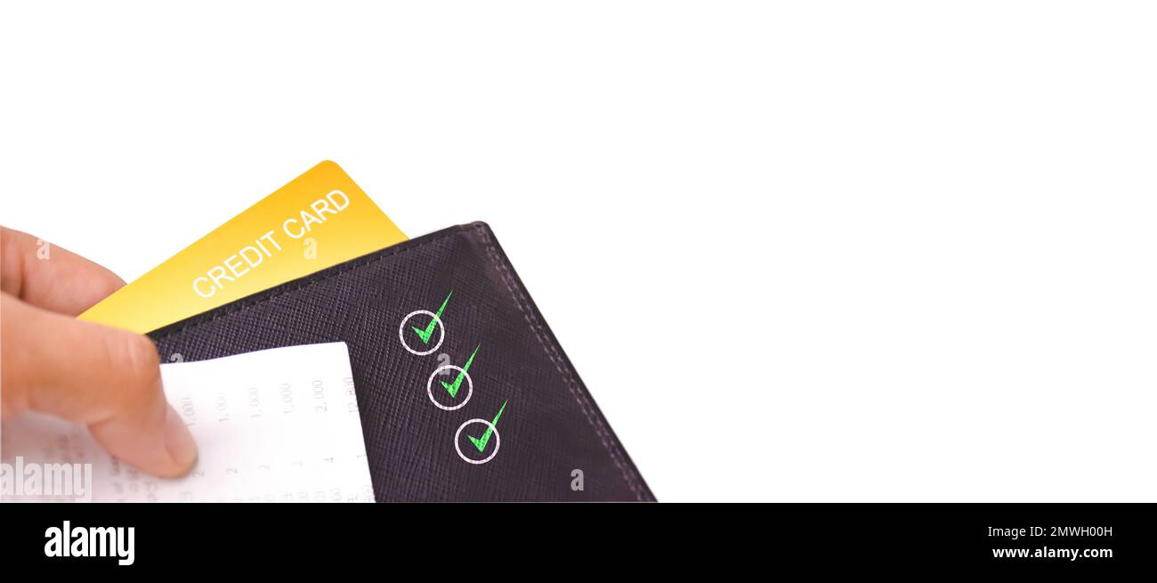 Mano che tiene una carta di credito gialla e un portafoglio in pelle con ricevuta su sfondo bianco con spazio copia, Banner, concetto di pagamento con carta di credito Foto Stock