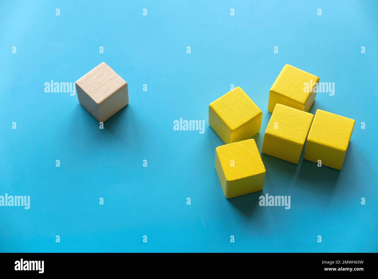 Concetto di categoria. La forma diversa del blocco di geometria in legno giallo si riorganizza nella sua categoria. Foto Stock