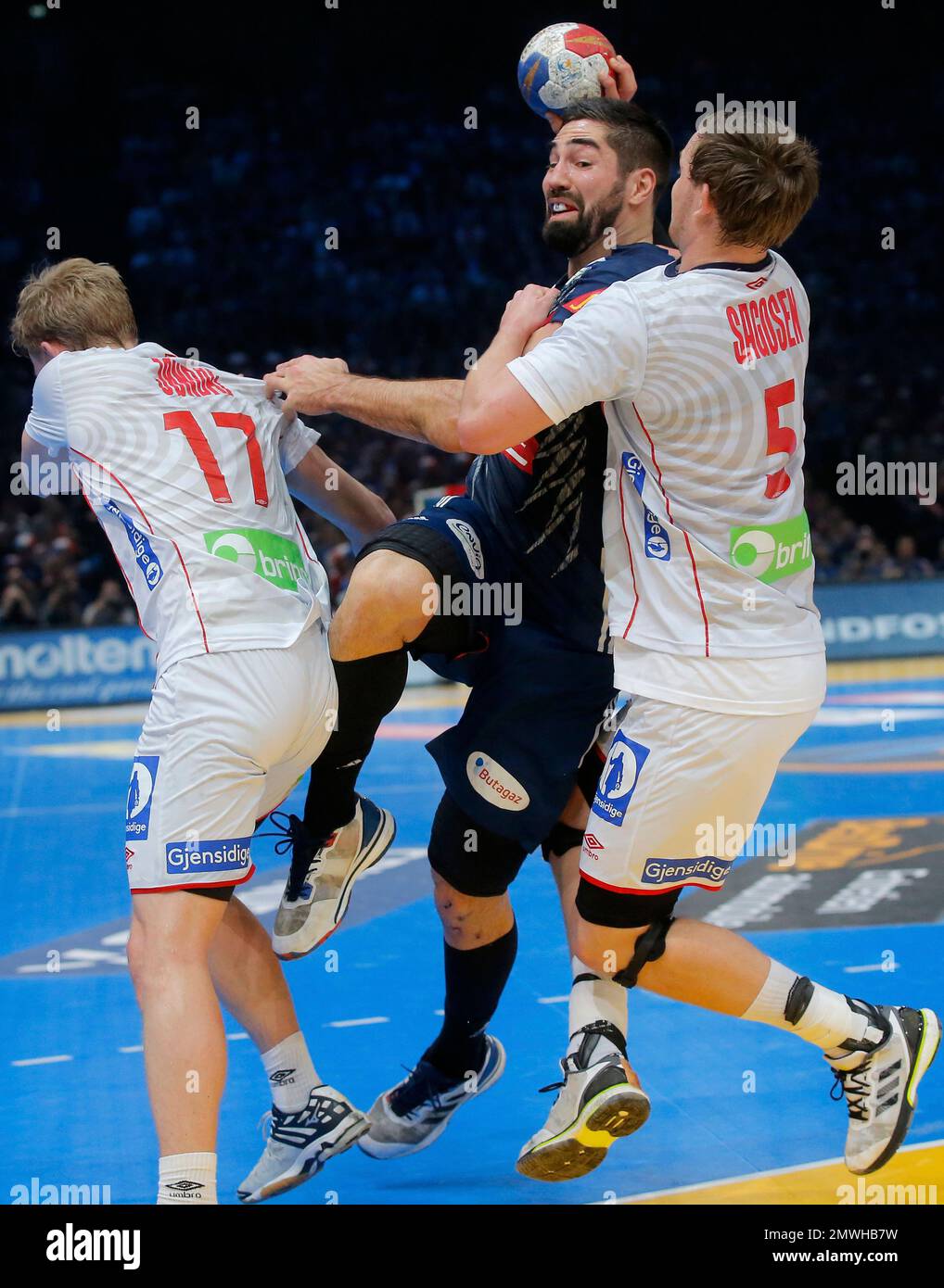 France's Nikola Karabatic shoots the ball between Norway's Magnus Jondal, left, and Norway's Sander Sagosen during the Handball World Championship final match between France and Norway at the Bercy arena in Paris, Sunday, Jan. 29, 2017. (AP Photo/Michel Euler) Foto Stock