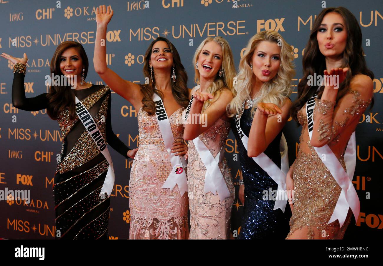 Miss Universe contestants blow kisses to the media as they pose on the red carpet on the eve of their coronation Sunday, Jan. 29, 2017, at the Mall of Asia in suburban Pasay city south of Manila, Philippines. Eighty-six conestants are vying for the title to succeed Pia Wurtzbach from the Philippines. From left, Brenda Jimenez of Puerto Rico, Valeria Piazza of Peru, Christina Waage of Norway, Ida Ovmar of Sweden, Isabella Krzan of Poland.(AP Photo/Bullit Marquez) Foto Stock