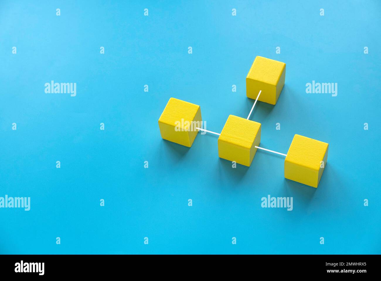 Organigramma gerarchico aziendale di blocchi su sfondo blu con spazio di copia. Foto Stock