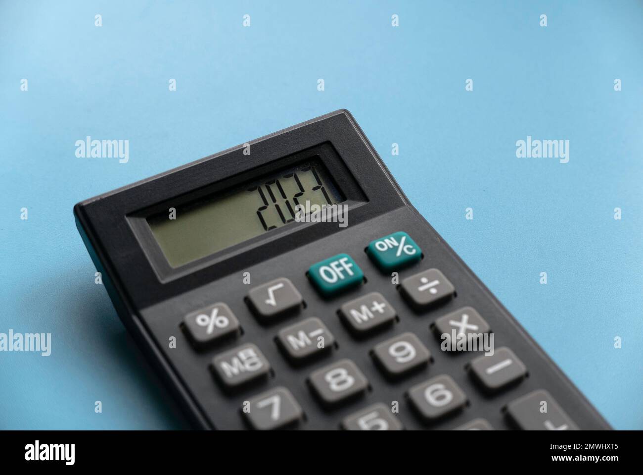 Concetto di finanza per il nuovo anno, inflazione, recessione, imposte, bilancio e costo della vita. Promemoria finanziario dell'esercizio 2023. 2023 sullo schermo della calcolatrice. Foto Stock