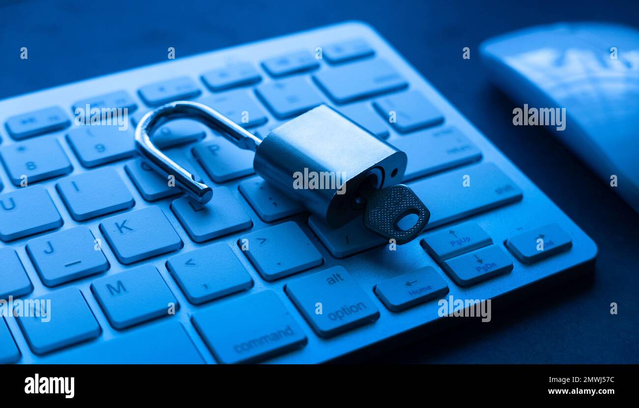Concetto di protezione del computer. Lucchetto sbloccato sul laptop keyboard.Computer è protetto da crimini informatici online e hacking Foto Stock
