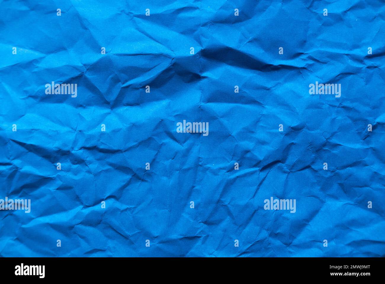 Carta blu stropicciata per lo sfondo. Foto Stock