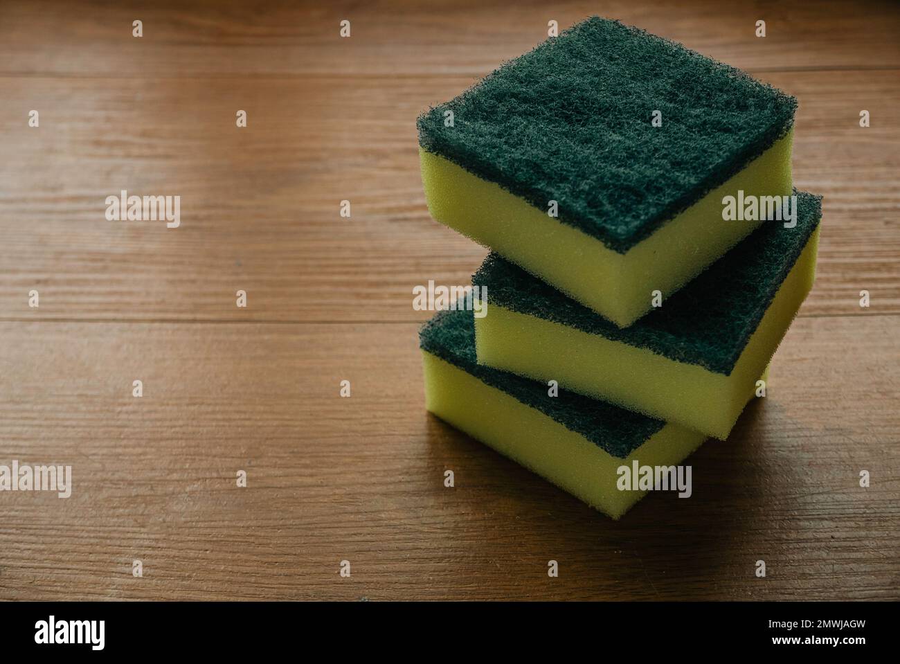 Spugne abrasive per la pulizia delle faccende domestiche. Spugna per pulizia. Foto Stock