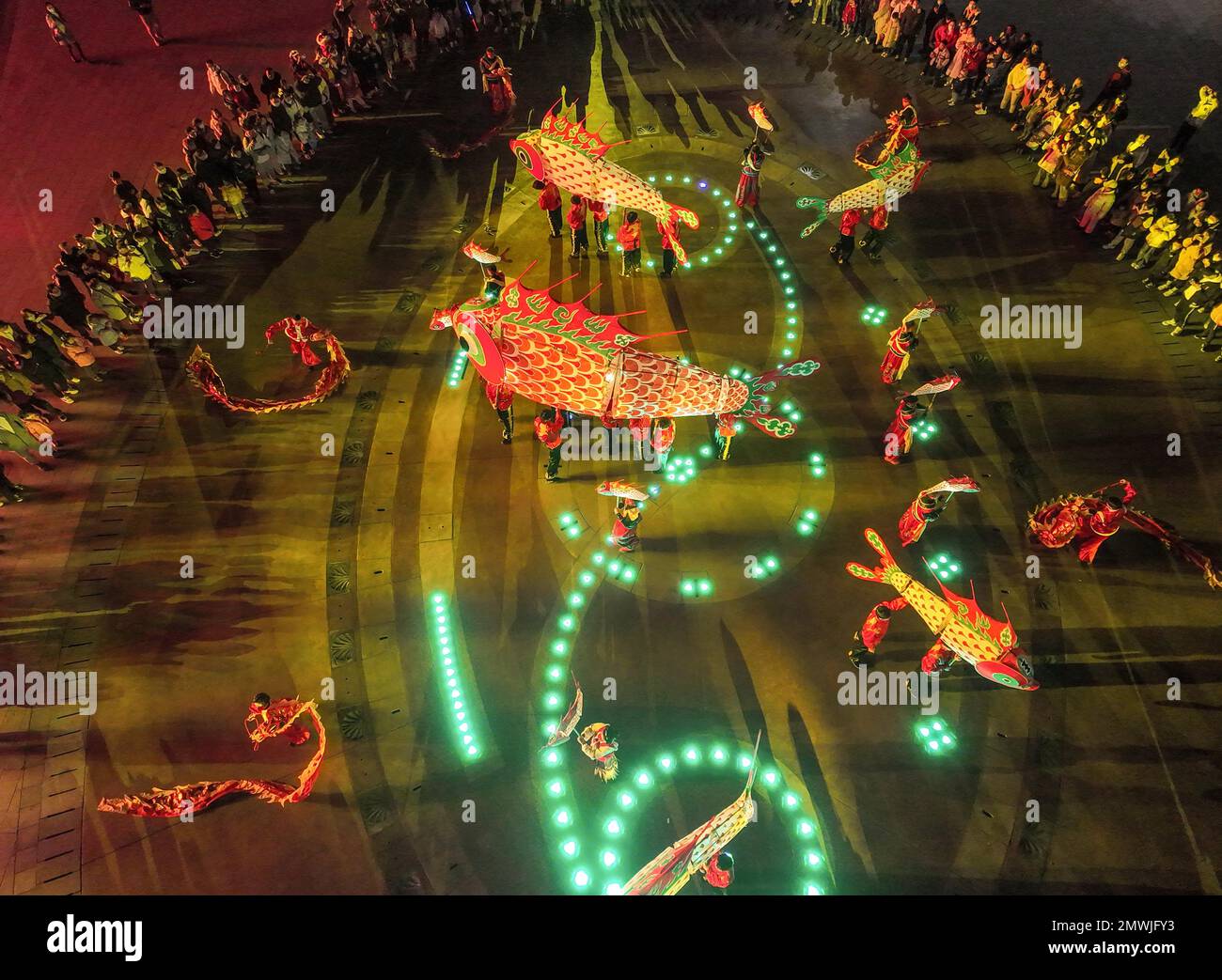 La danza delle lanterne di pesce dà il benvenuto al Festival delle lanterne nella Happy Valley di Wuhan City, provincia di Hubei nella Cina centrale, 30 gennaio 2023. (Foto di ChinaImages/Sipa USA) Foto Stock