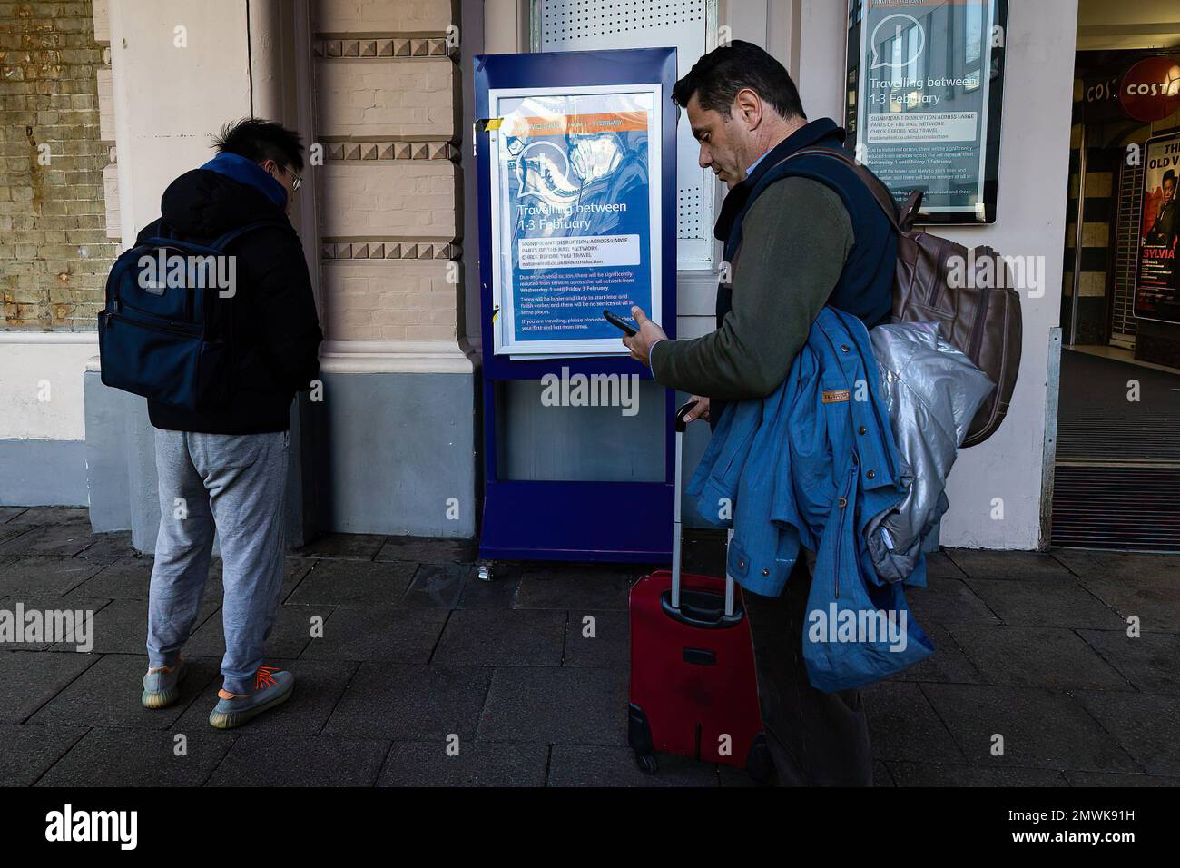 Londra, Regno Unito. 01st Feb, 2023. I passeggeri sono in coda per controllare le informazioni di bordo fuori dalla Charing Cross Station di Londra. L'Unione ASLEF sta organizzando uno sciopero di 24 ore oggi e il 3rd febbraio, mentre i macchinisti partecipano all'azione industriale in materia di retribuzione. Le stazioni ferroviarie di Londra devono affrontare gravi disagi, poiché i macchinisti dell'ASLEF Union iniziano un'altra serie di azioni di sciopero. Credit: SOPA Images Limited/Alamy Live News Foto Stock