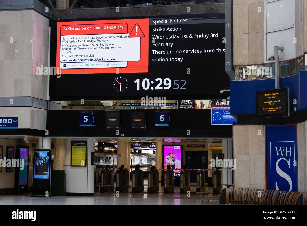 Londra, Regno Unito. 01st Feb, 2023. Una schermata di informazioni digitali informa i passeggeri sull'azione di sciopero presso Charing Cross Station a Londra. L'Unione ASLEF sta organizzando uno sciopero di 24 ore oggi e il 3rd febbraio, mentre i macchinisti partecipano all'azione industriale in materia di retribuzione. Le stazioni ferroviarie di Londra devono affrontare gravi disagi, poiché i macchinisti dell'ASLEF Union iniziano un'altra serie di azioni di sciopero. Credit: SOPA Images Limited/Alamy Live News Foto Stock