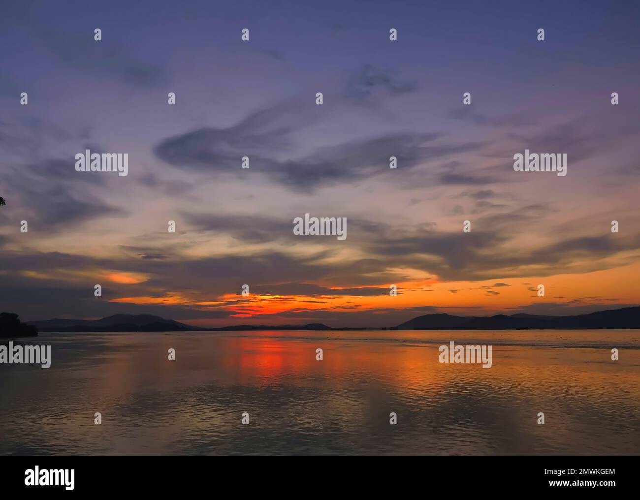 Il Brahmaputra è un fiume che attraversa il Tibet, l'India nord-orientale e il Bangladesh. È anche conosciuto come Yarlung Tsangpo in Tibet Foto Stock