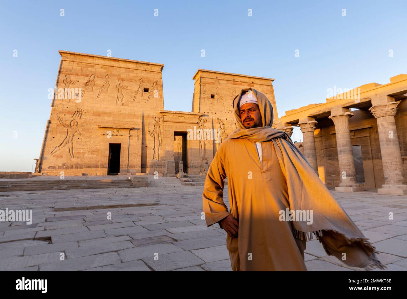Guardiano egiziano durante il tramonto al Tempio di Iside sull'isola di Philae, Assuan, Egitto Foto Stock