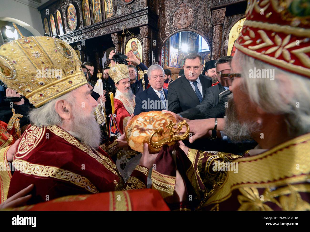 President of the Republic of Srpska Milorad Dodik, centre right, attends a traditional service in Orthodox Church marking the 25 anniversary of Republic of Srpska in Banja Luka, Bosnia, on Monday, Jan. 9, 2017. The Jan. 9 holiday commemorates the date in 1992 when Bosnian Serbs declared the creation of their own state in Bosnia, igniting the country's devastating 4-year war. (AP Photo/Radivoje Pavicic) Foto Stock