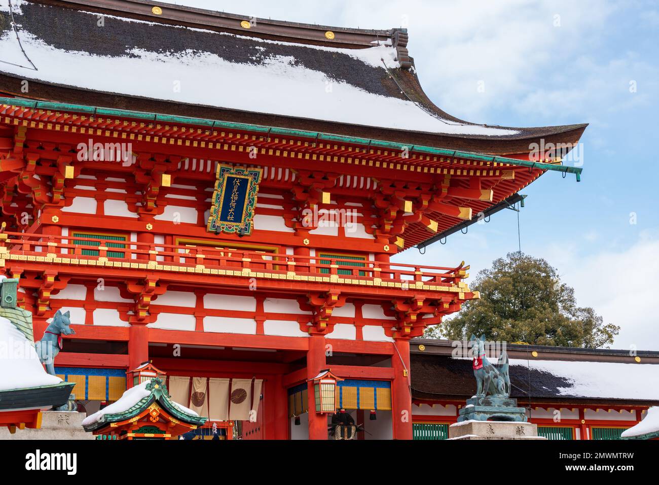 Fushimi Inari-taisha con neve sul tetto in inverno. Kyoto, Giappone. Foto Stock