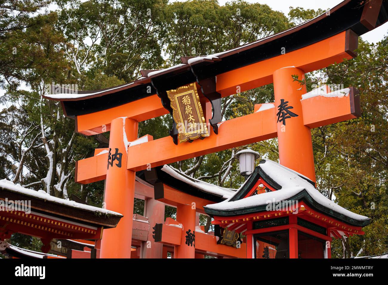 Fushimi Inari-taisha Torii Gates con neve sul tetto in inverno. Kyoto, Giappone. Foto Stock