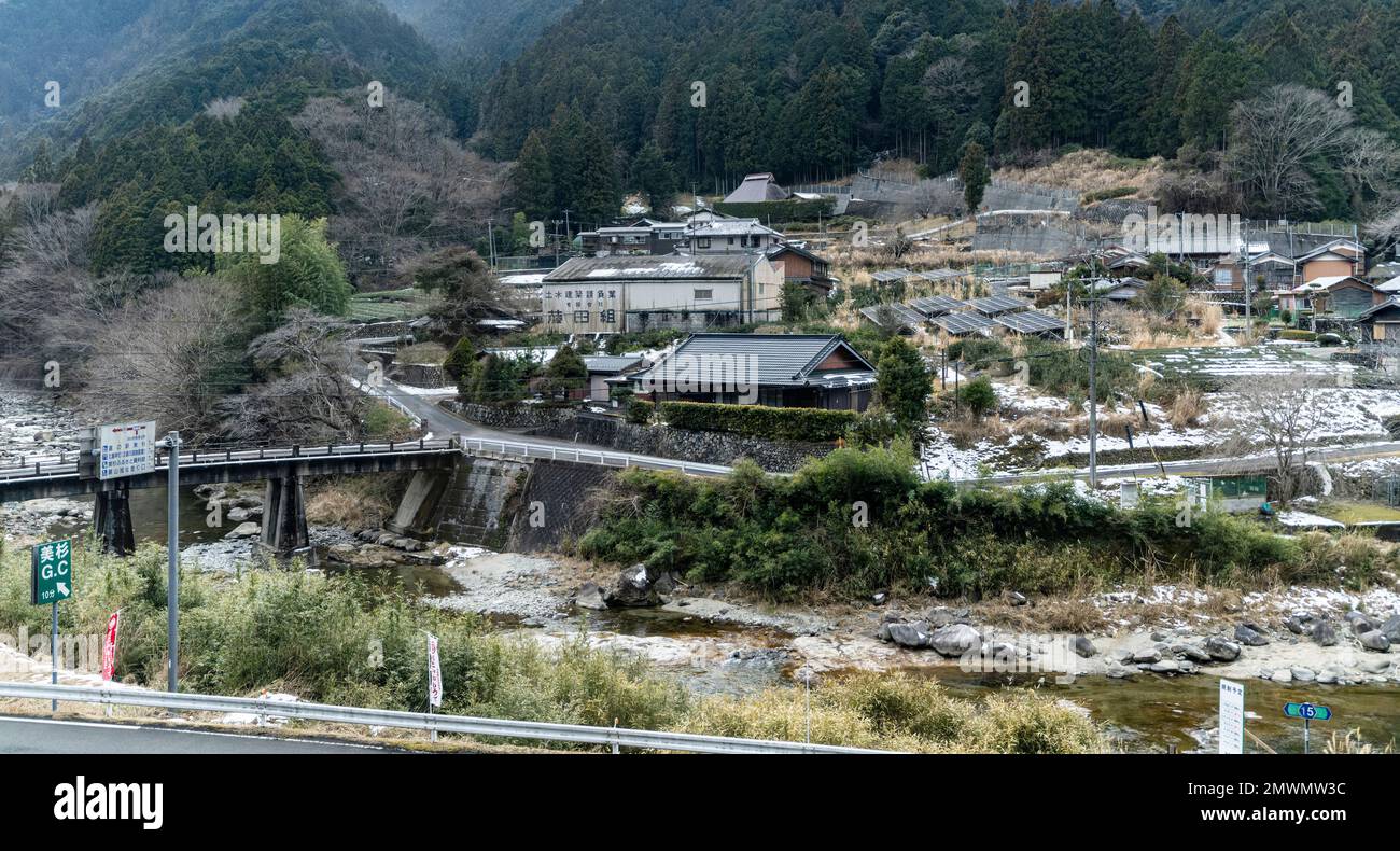 Campagna a Tsu City, Prefettura di mie, Giappone, visto da un treno sulla linea JR Central Meisho. Foto Stock