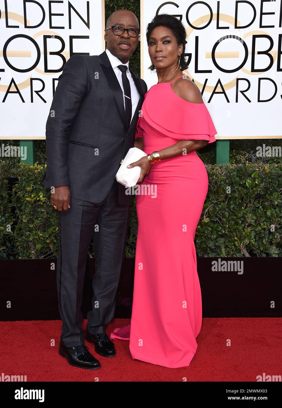 Courtney B. Vance, left, and Angela Bassett arrive at the 74th annual Golden Globe Awards at the Beverly Hilton Hotel on Sunday, Jan. 8, 2017, in Beverly Hills, Calif. (Photo by Jordan Strauss/Invision/AP) Foto Stock