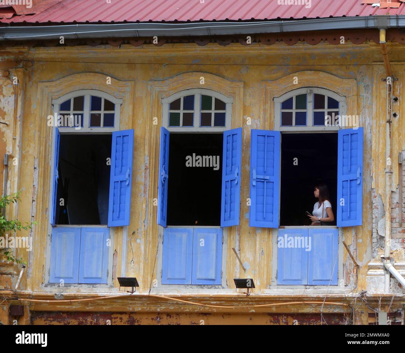 Ragazza che visita storiche case commerciali, Ipoh, Perap, Malesia. No MR o PR Foto Stock