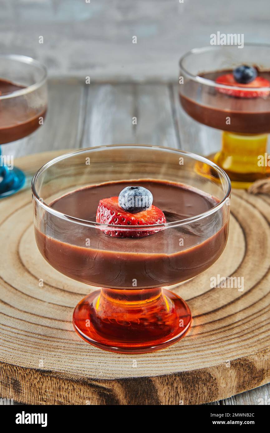Speciale crema di cioccolato pesach con fragole e mirtilli. Primo piano. Foto Stock