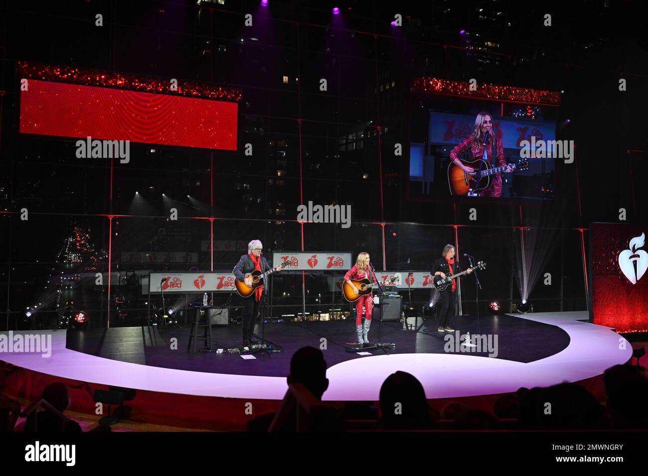 Sheryl Crow si esibisce in pista durante il concerto 2023 della American Heart Association's Go Red for Women Red Dress Collection il 01 febbraio 2023 in Foto Stock