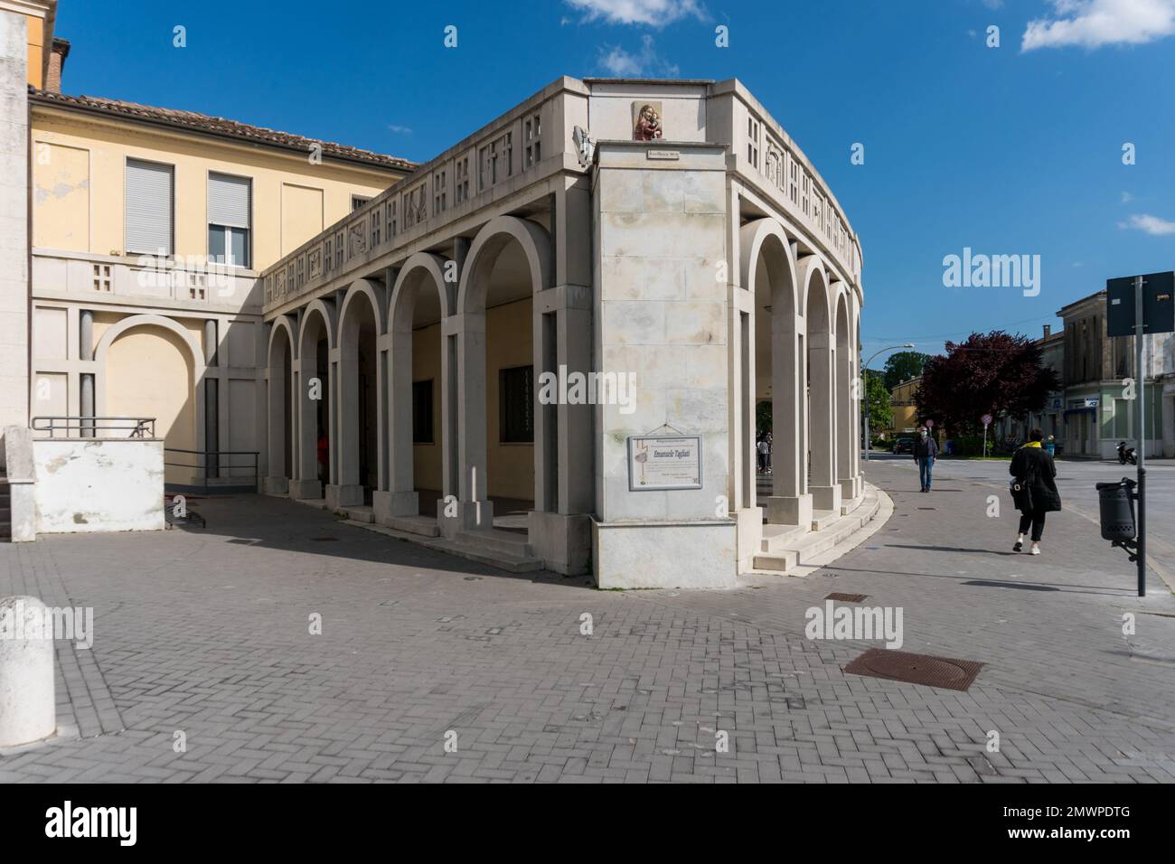 Tresigallo,Italia-2 maggio 2021:strollin tra il portico di Tresigallo in una giornata nuvolosa Foto Stock