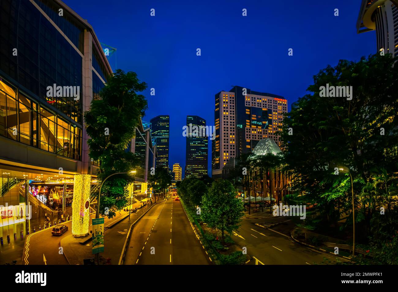 Paesaggio notturno di Suntec City durante la stagione natalizia. Vista dall'alto da Tamasek Boulevard, Singapore. Foto Stock