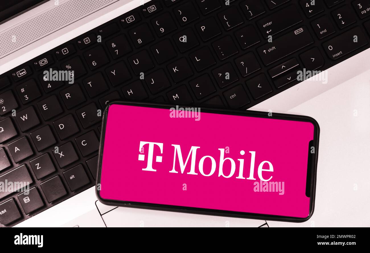 T Mobile su uno schermo con tastiera per laptop sullo sfondo, concetto editoriale di telecomunicazioni sfondo Foto Stock