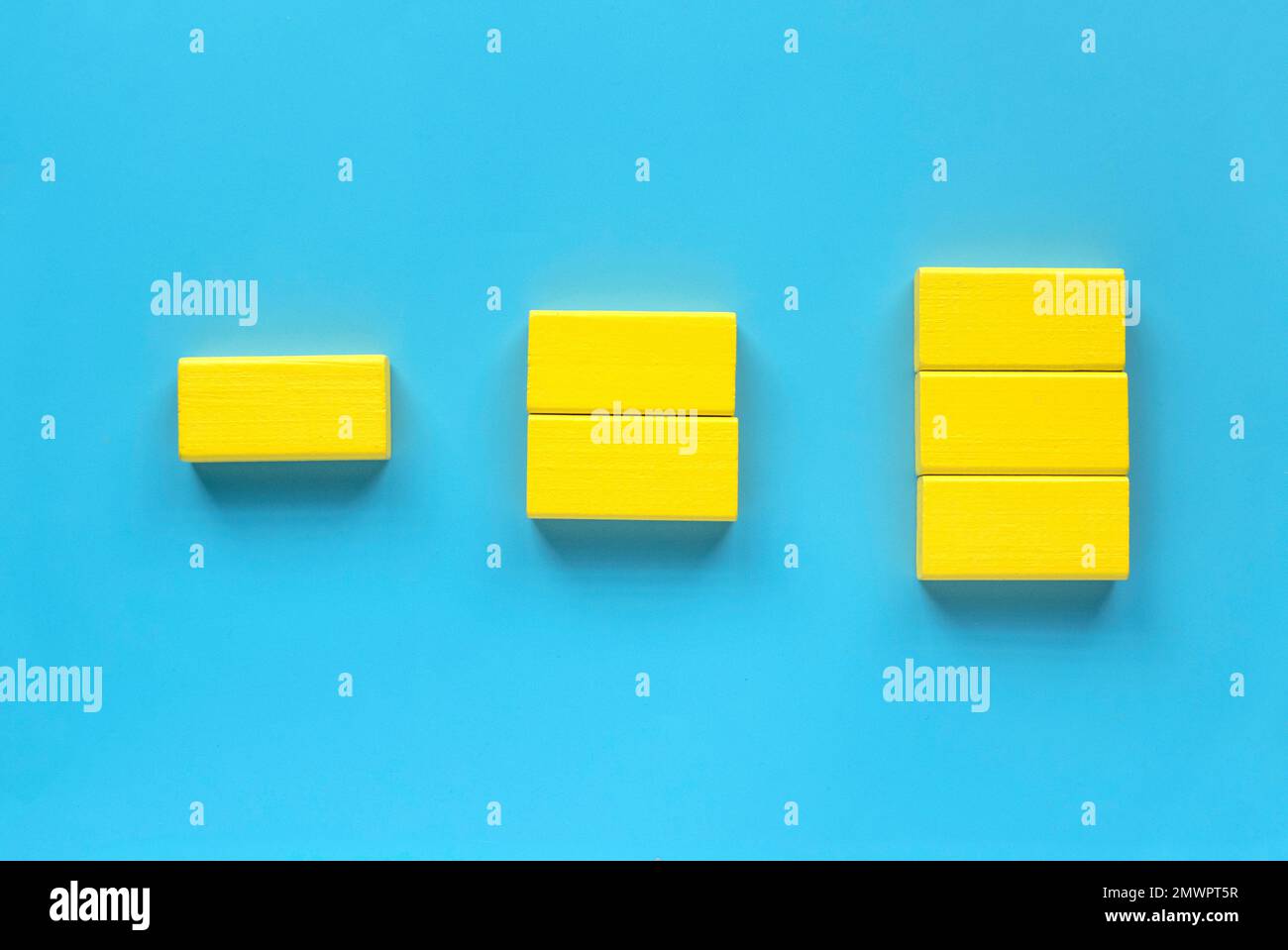 Concetto di categoria. La forma diversa del blocco di geometria in legno giallo si riorganizza nella sua categoria. Foto Stock