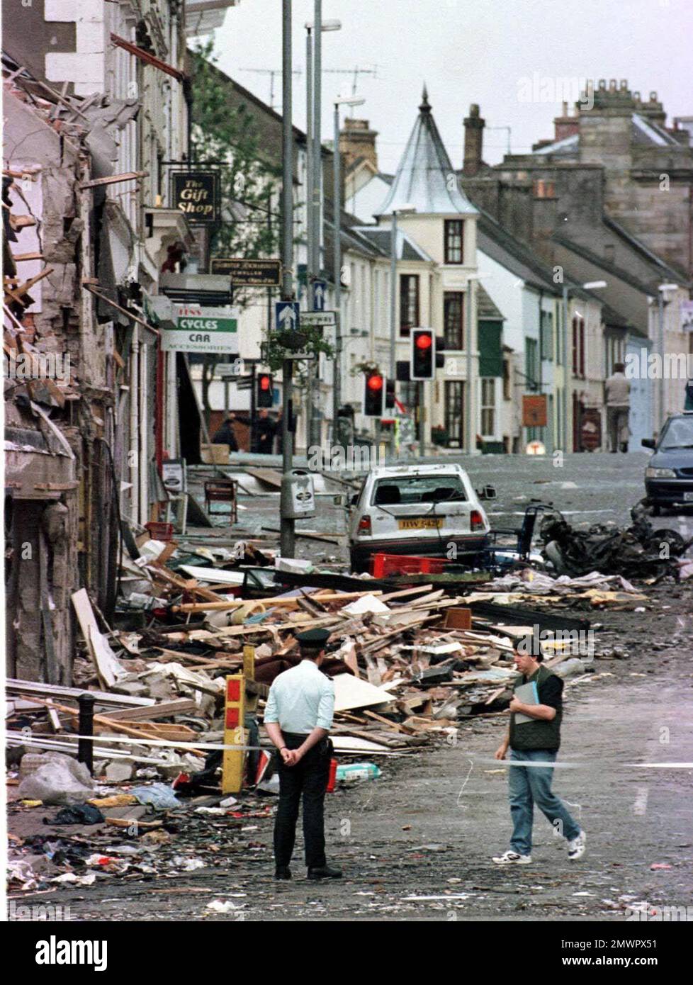 Solo per l'uso nel Regno Unito, TUTTI GLI STRANIERI FUORI Foto del file datata 15/08/1998 di un ufficiale reale Ulster Constabulary che guarda al danno causato da un'esplosione di bomba in Market Street, Omagh. La decisione di ordinare o meno un'inchiesta pubblica sul bombardamento dell'Omagh del 1998 dovrebbe essere annunciata più tardi dal governo. Data di emissione: Giovedì 2 febbraio 2023. Foto Stock
