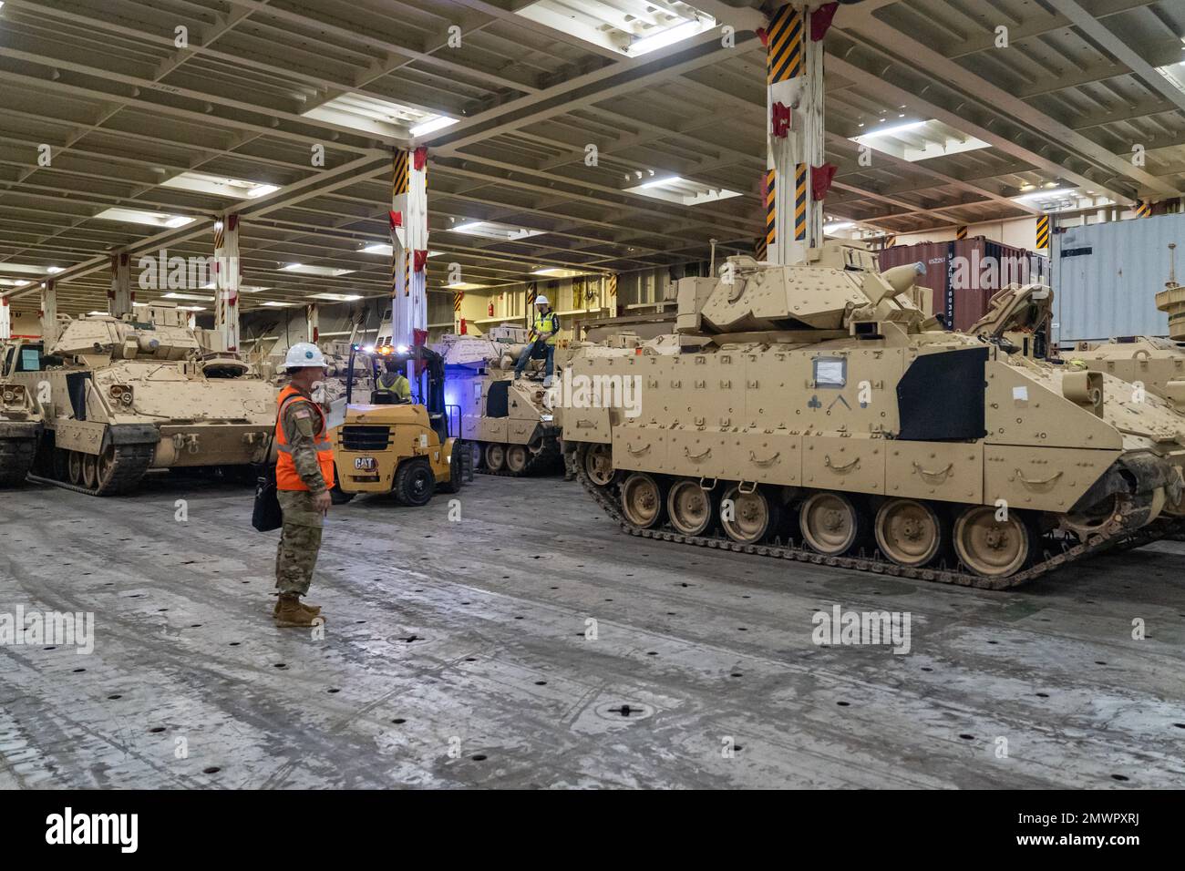 Charleston, Carolina del Sud, Stati Uniti. 25th Jan, 2023. Ryan Townsend, 841st Transportation Battalion Operations canta il caposquadra, ispeziona i veicoli Bradley Fighting mentre sono parcheggiati all'interno dell'ARC Integrity 25 gennaio 2023, al Transportation Core Dock a North Charleston, South Carolina. Più di 60 Bradleys sono stati spediti dagli Stati Uniti Comando del trasporto come parte del pacchetto di aiuti militari degli Stati Uniti all'Ucraina. USTRANSCOM è un comando combattente focalizzato sulla proiezione e il sostegno del potere militare in un momento e luogo di scelta della nazione, facendo avanzare gli interessi americani in tutto il mondo. (CRE Foto Stock