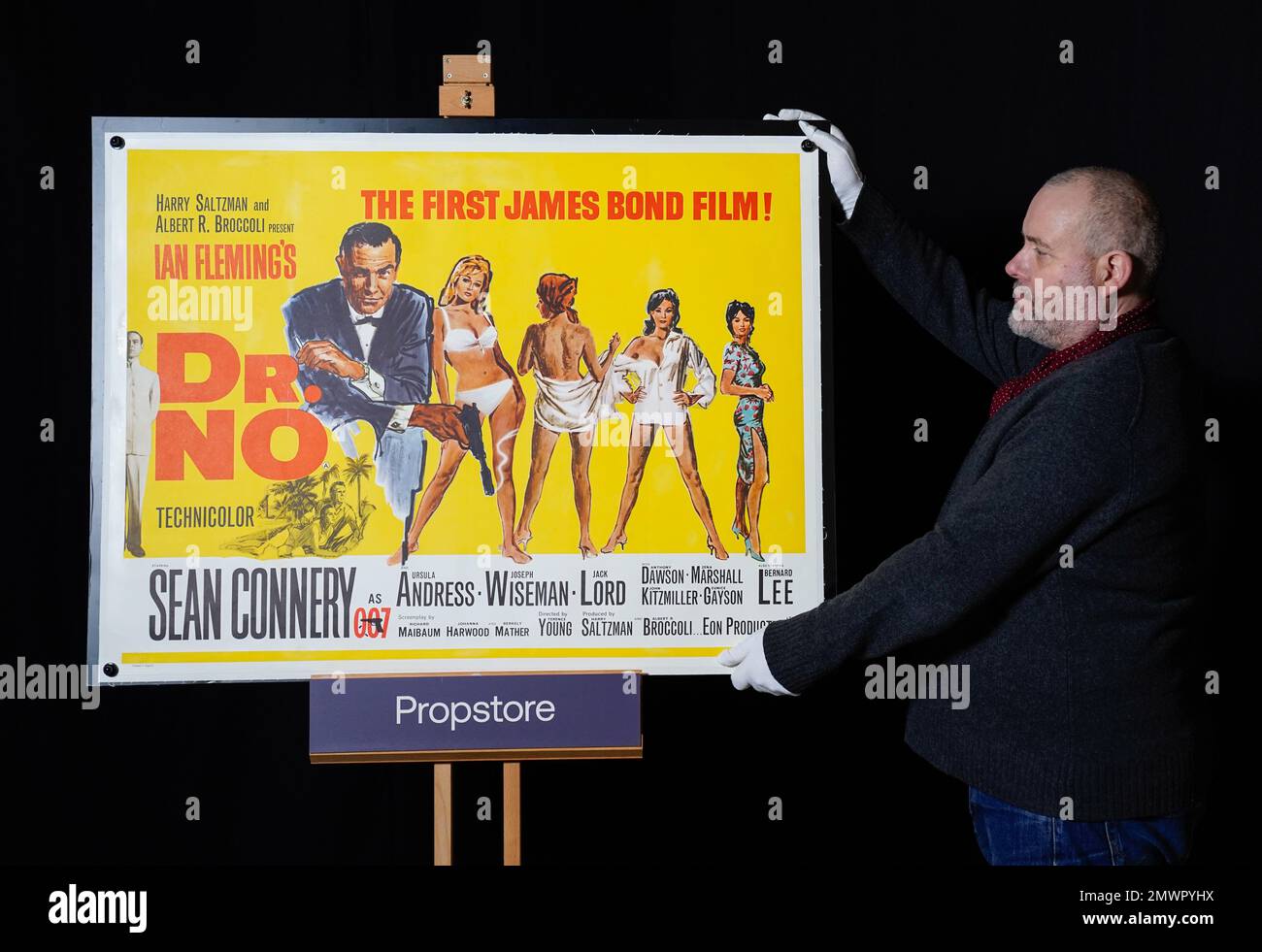 Mark Hochman, consulente del poster di Propstore, ha adattato un quadrimoter britannico per il film di James Bond del 1962 "Dr No" (stima £10.000 - £ 20.000) durante un'anteprima per l'asta dei cimeli dello showbiz, presso il Propstore di Rickmansworth, Hertfordshire. Data immagine: Giovedì 19 gennaio 2023. Foto Stock