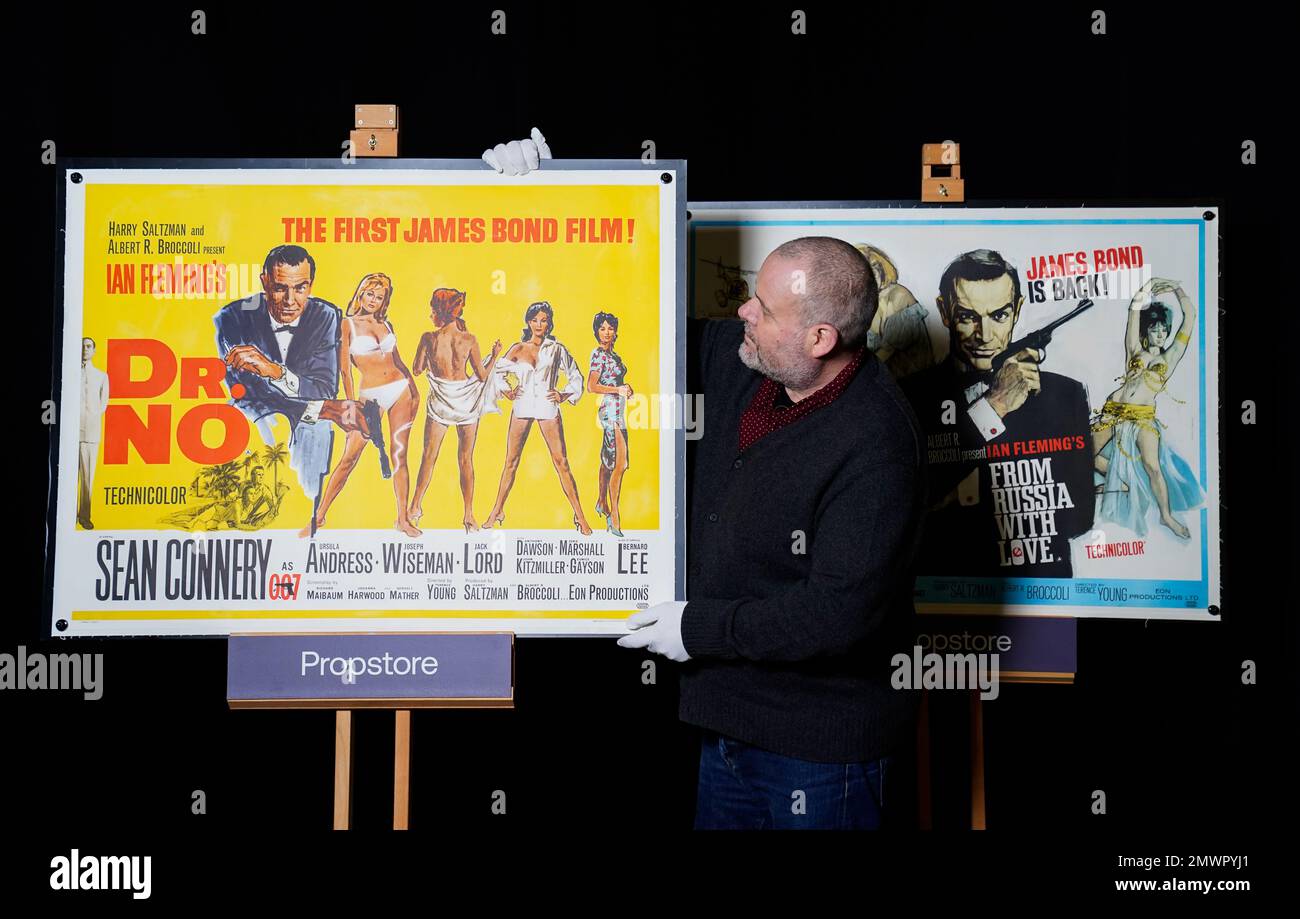 Mark Hochman, consulente del negozio di prodotti per la vendita di poster, ha posto un quadricromi britannico per il film di James Bond del 1962 "Dr No" (stima £10.000 - 20.000 sterline) accanto a un quadricromi britannico per il film di James Bond del 1963 "From Russia with Love" (stima £8000 - 16.000 sterline) durante un'anteprima per l'asta dei cimeli dello showbiz, Al Propstore di Rickmansworth, Hertfordshire. Data immagine: Giovedì 19 gennaio 2023. Foto Stock