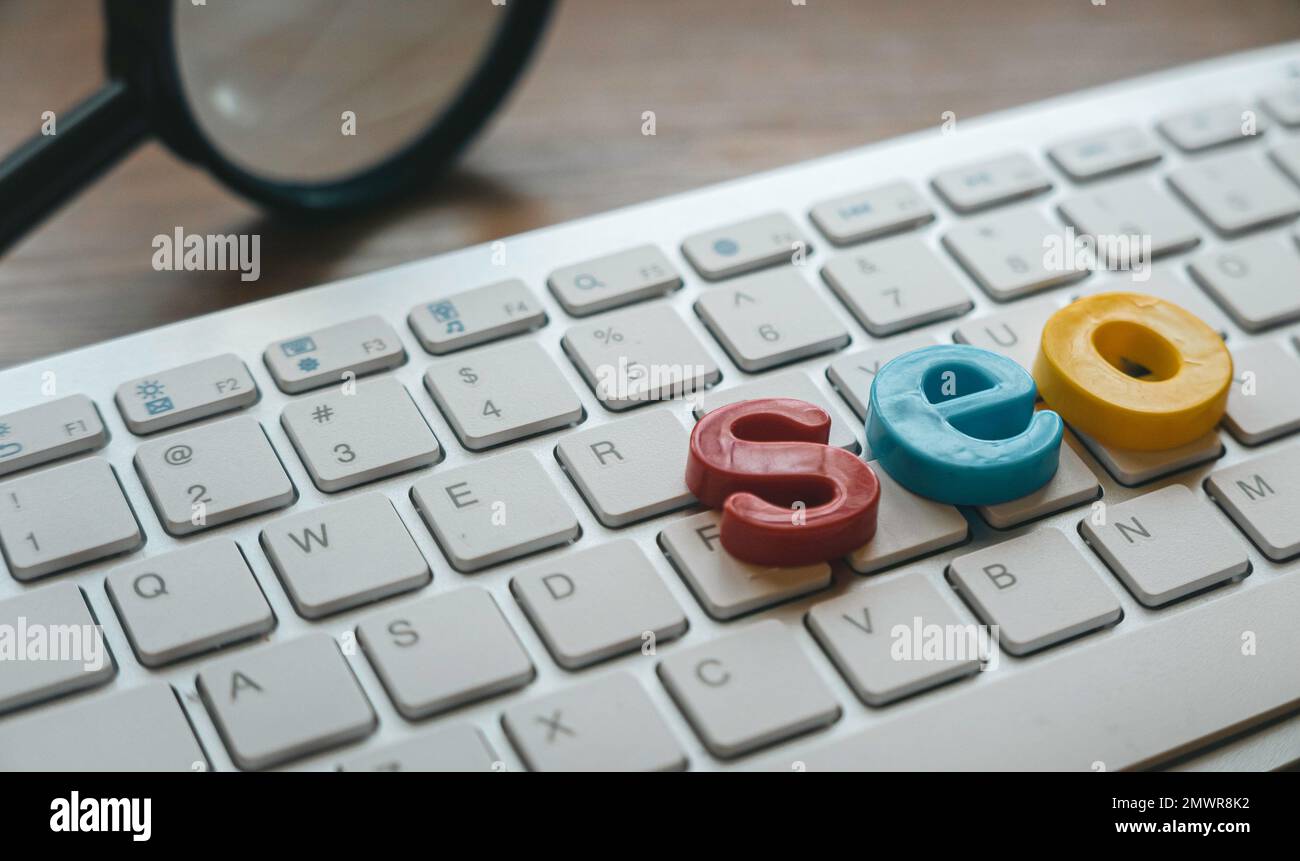 Concetto di ottimizzazione dei motori di ricerca. Alfabeto di seo su una tastiera di computer. Foto Stock