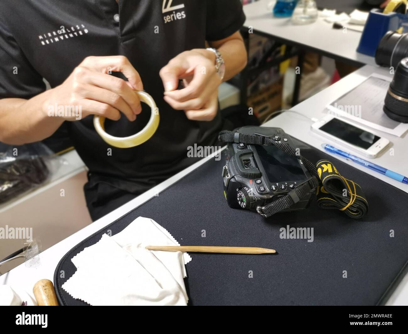 pulizia del sensore dslr da parte di un tecnico professionista Foto Stock