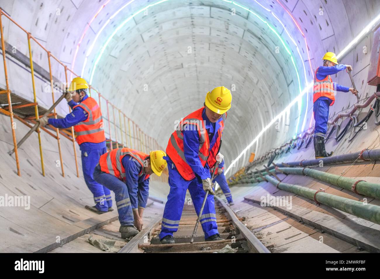 HUZHOU, CINA - 2 FEBBRAIO 2023 - i lavoratori del gruppo ferroviario cinese lavorano in un tunnel nel sito di costruzione della ferrovia municipale di Hangde a Kangqian Sub-d Foto Stock