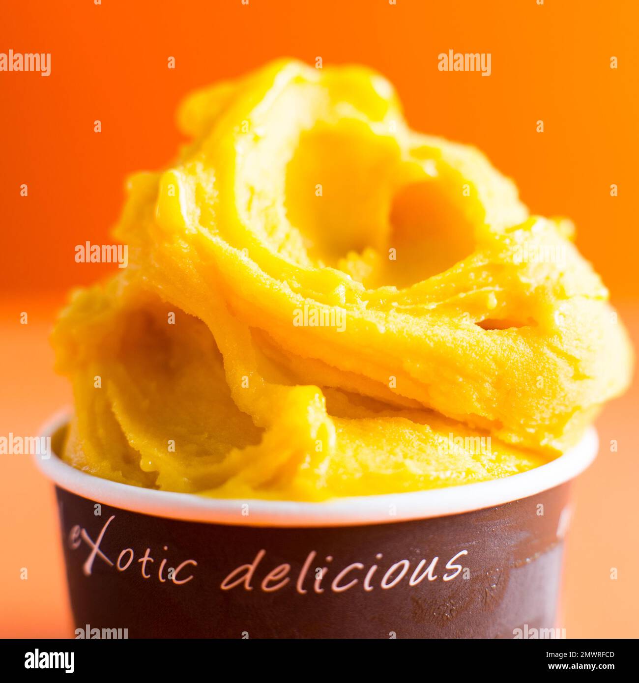 Gelato di frutta di mango biologico. Foto Stock