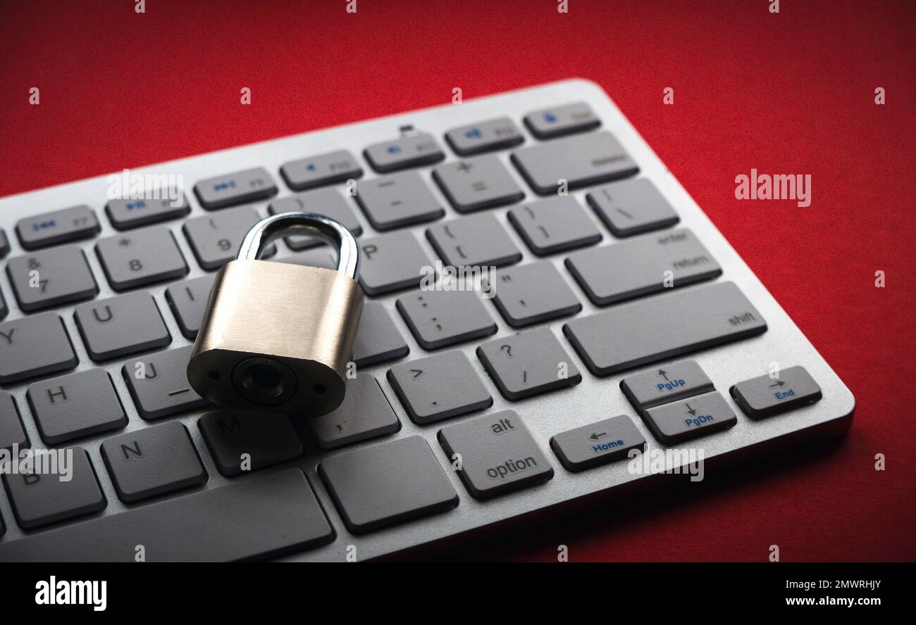 Concetto di protezione del computer. Il lucchetto chiuso sul notebook keyboard.Computer è protetto da crimini informatici online e da attacchi di pirateria informatica Foto Stock