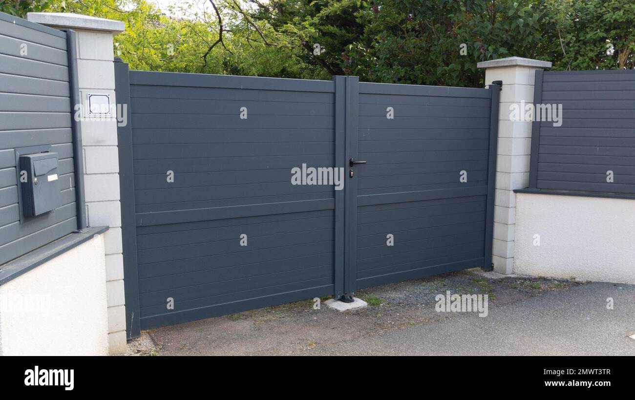 moderno grigio alto portale in alluminio scuro porta di fronte al sobborgo casa Foto Stock