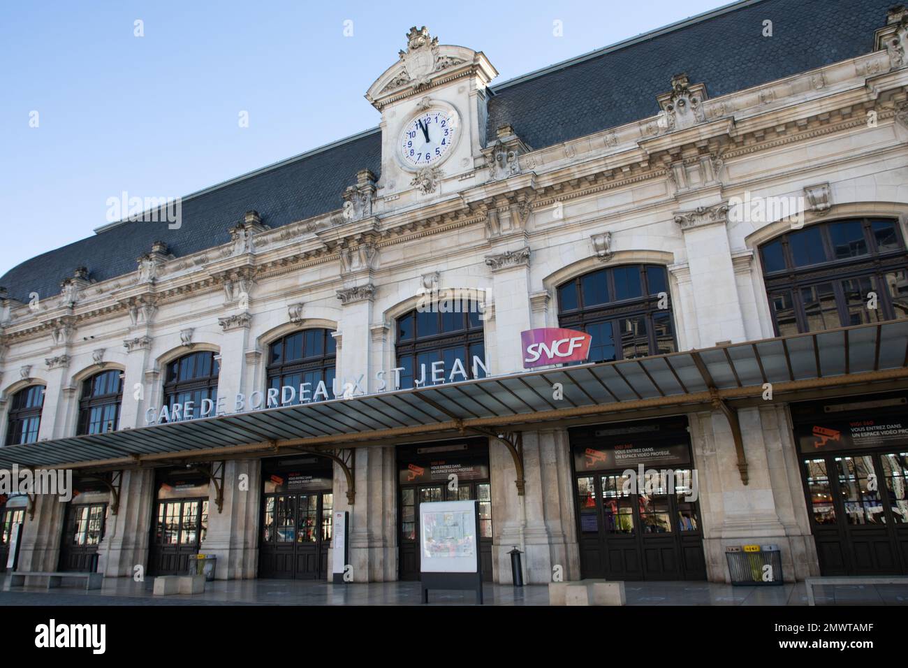 Bordeaux , Aquitaine France - 30 01 2023 : logo SNCF marchio e segno di testo sulla facciata stazione bordeaux ingresso Società nazionale della ferrovia francese compa Foto Stock