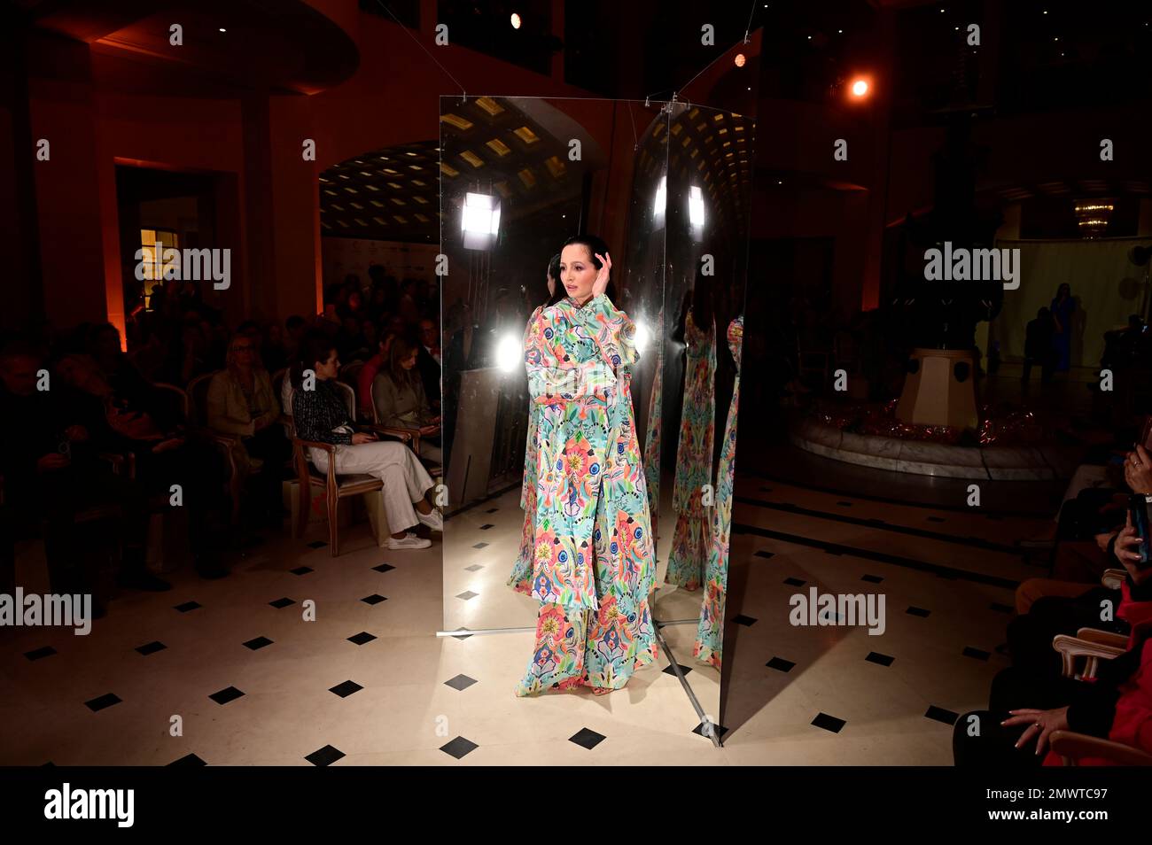 Modelle bei der Anja Gockel Fashion Show 'sense Senses' Abendshow auf der Berlin Fashion Week Autunno/Inverno 2023 im Hotel Adlon Kempinski. Berlino, 18,0 Foto Stock