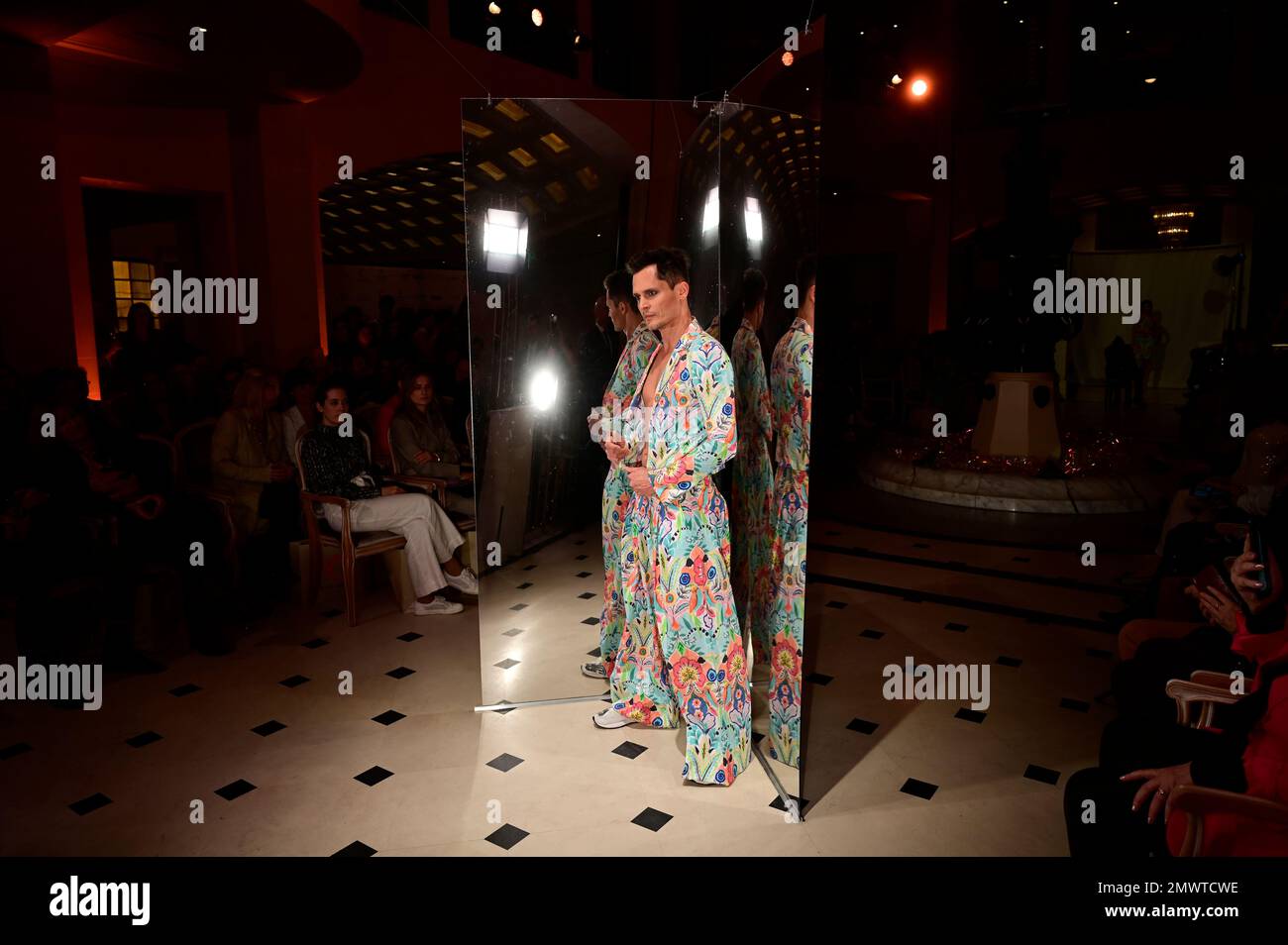 Modelle bei der Anja Gockel Fashion Show 'sense Senses' Abendshow auf der Berlin Fashion Week Autunno/Inverno 2023 im Hotel Adlon Kempinski. Berlino, 18,0 Foto Stock