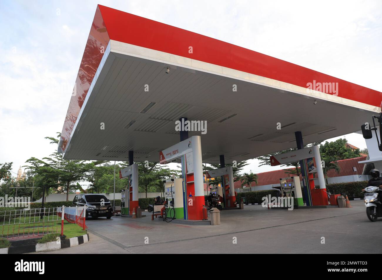 Indonesia - 05 marzo 2021. Stazioni di servizio di proprietà di Pertamina, una società petrolifera statale indonesiana. Foto Stock