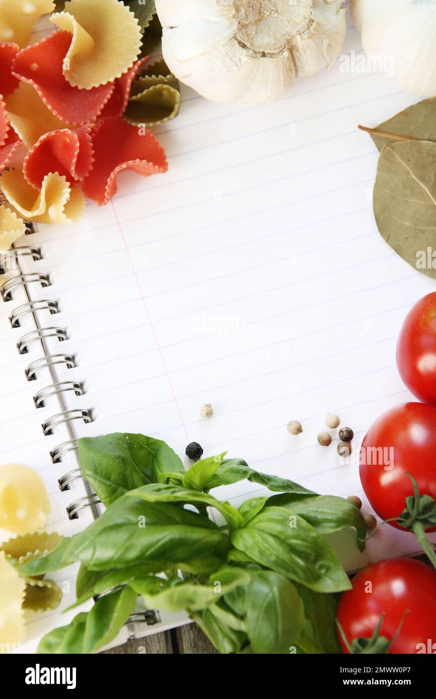 Nota circondata da ingredienti di pasta per il testo del menu o della ricevuta (messa a fuoco manuale) Foto Stock