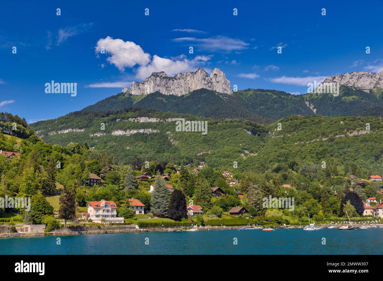 Lago di Annecy con la Tournette sullo sfondo, Francia Foto Stock