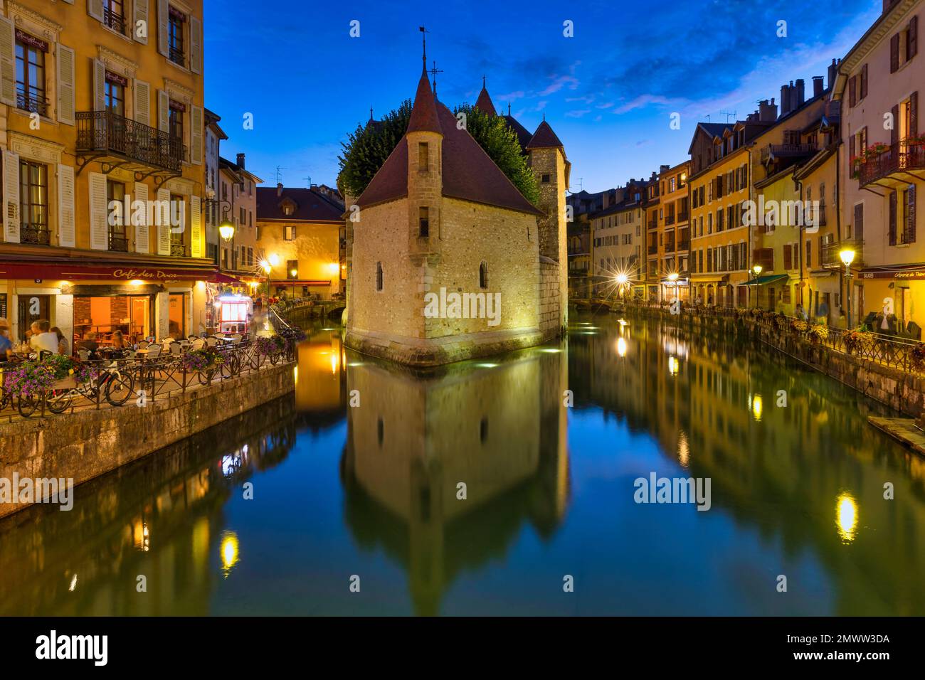 Il Palais de l'Isle e il fiume Thiou, Annecy, Francia Foto Stock