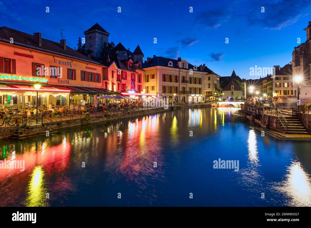 Il Palais de l'Isle e il fiume Thiou, Annecy, Francia Foto Stock