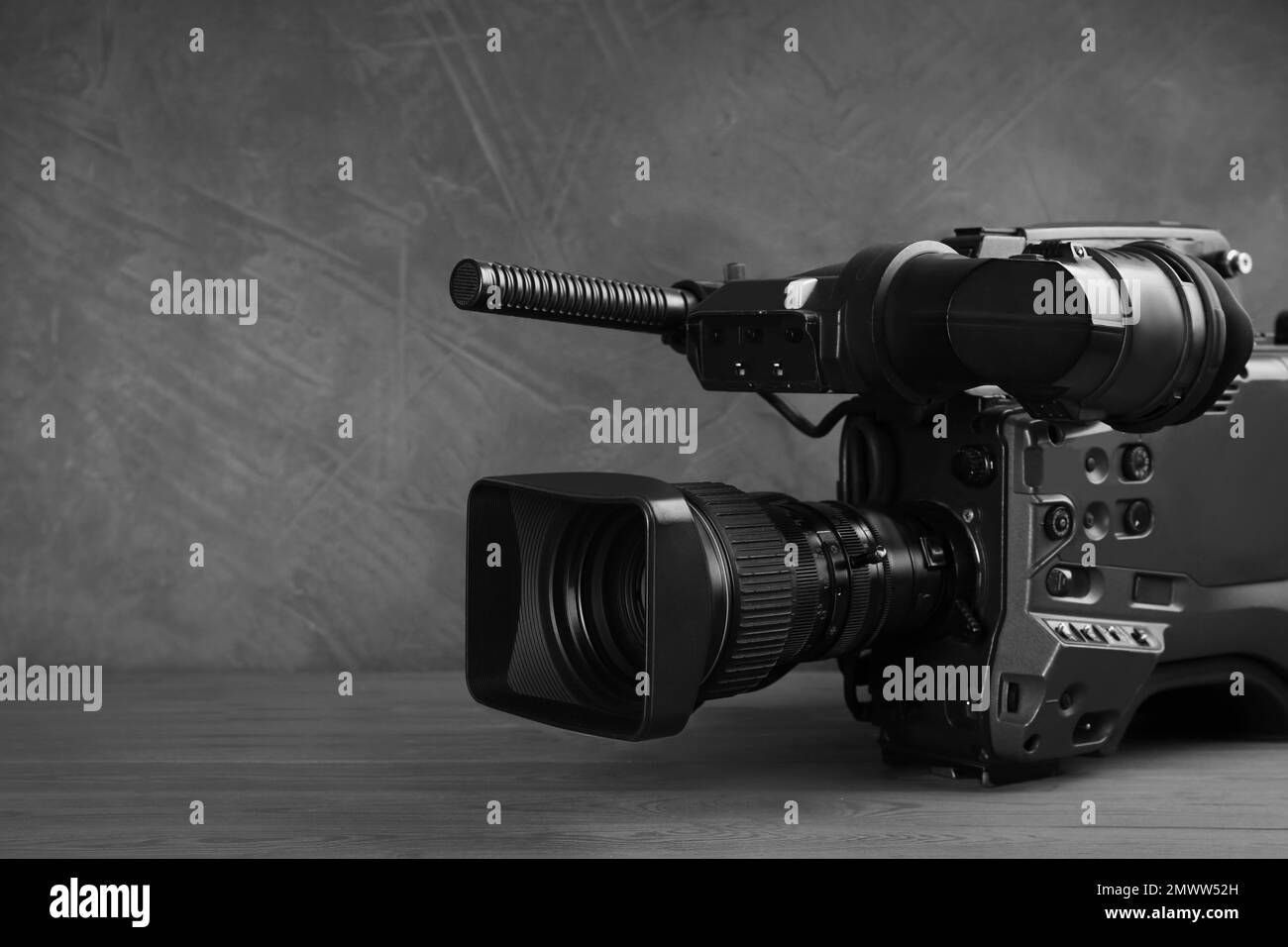 Videocamera su tavolo di legno grigio, primo piano Foto Stock