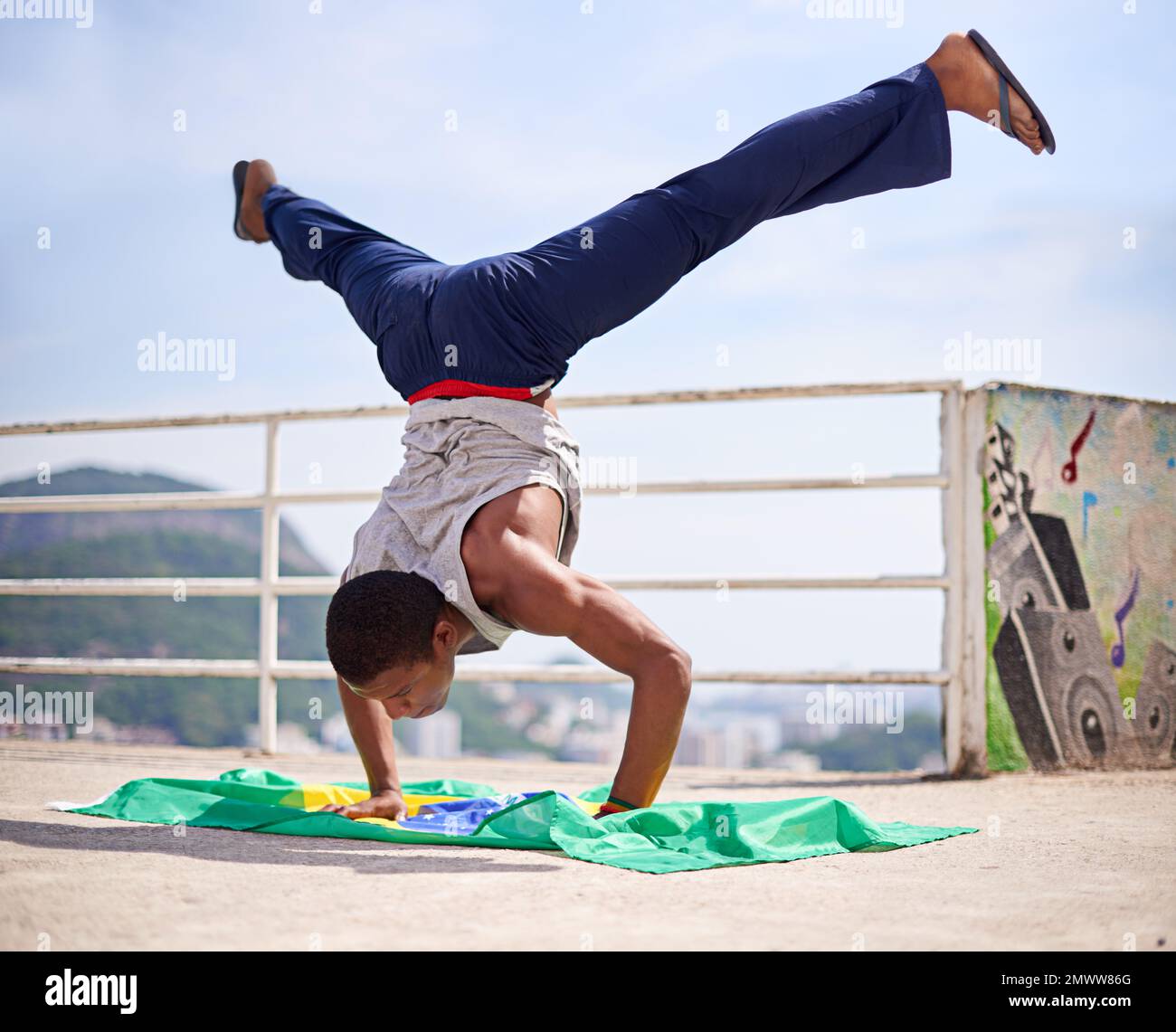 Mostrare la sua abilità. Inquadratura ad angolo basso di un giovane breakdancer maschile in un ambiente urbano. Foto Stock
